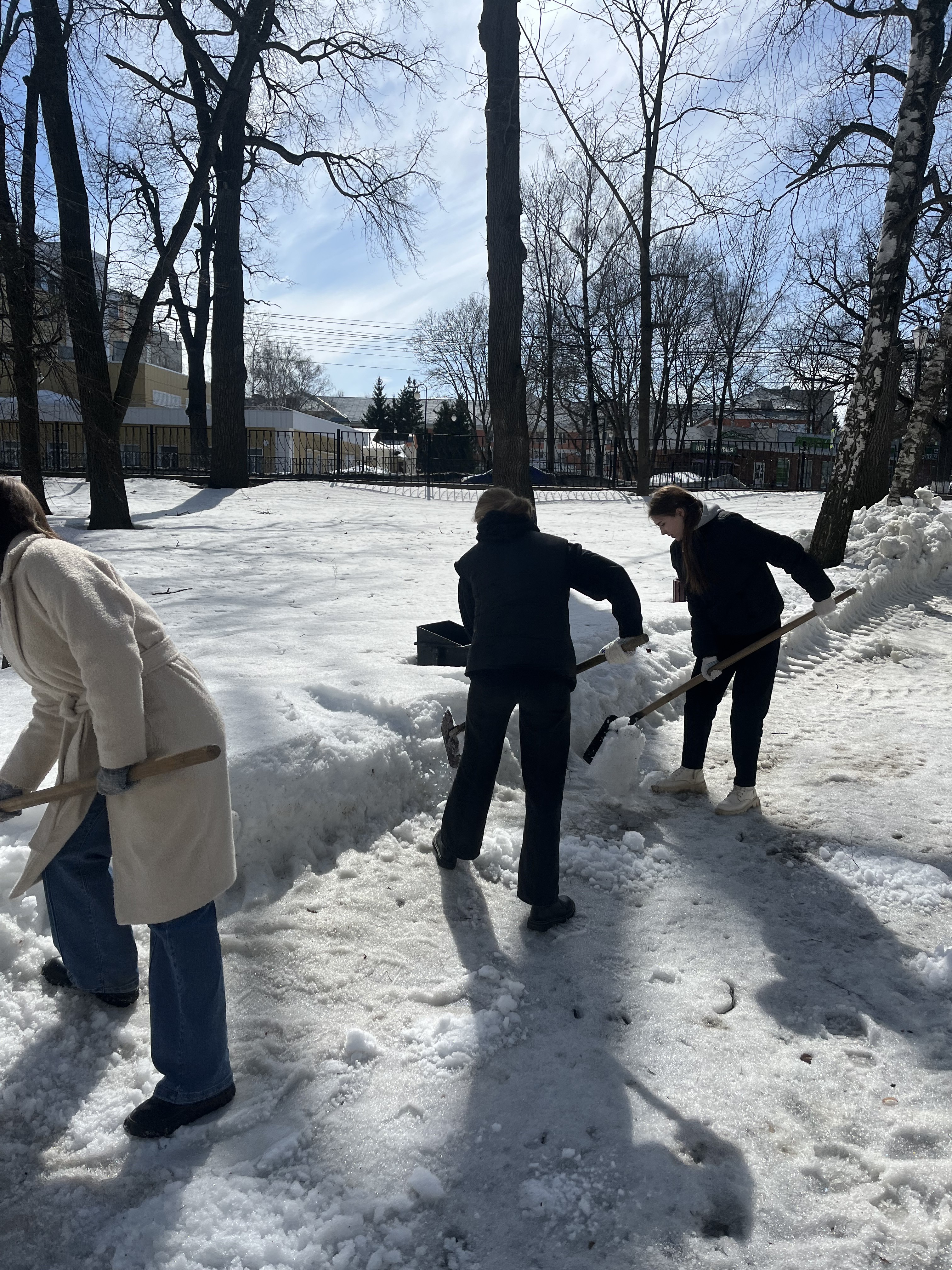 27 марта 2024 года студенты группы 19ИПО1 в сопровождении куратора доцента кафедры «Всеобщая история и обществознание» ПГУ Ульянова Антона Евгеньевича приняли участие в уборке территории учебного корпуса №11 ПГУ